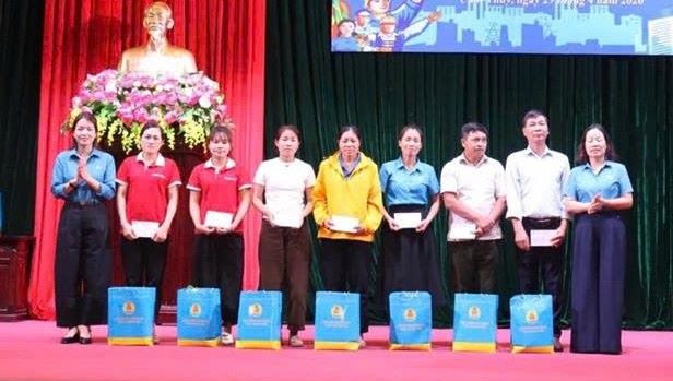 Thanh Hoa Provincial Labor Federation presents gifts to union members and launches the "Trade Union Cultural Space" model at enterprises. Photo: Thanh Hoa Trade Union