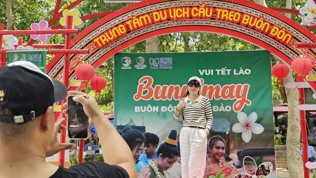 Các du khách tham quan tại Buôn Đôn. Ảnh: Công Sáng