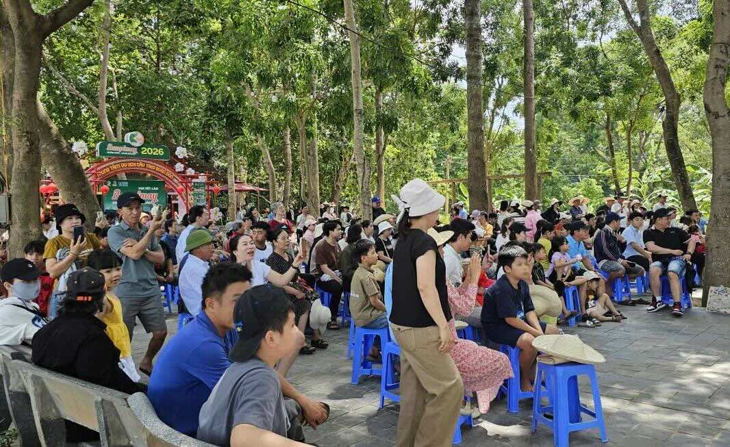 Miles de turistas acuden en masa a Buôn Đôn para visitar los 2 días festivos del 30 de abril al 1 de mayo. Foto: Công Sáng