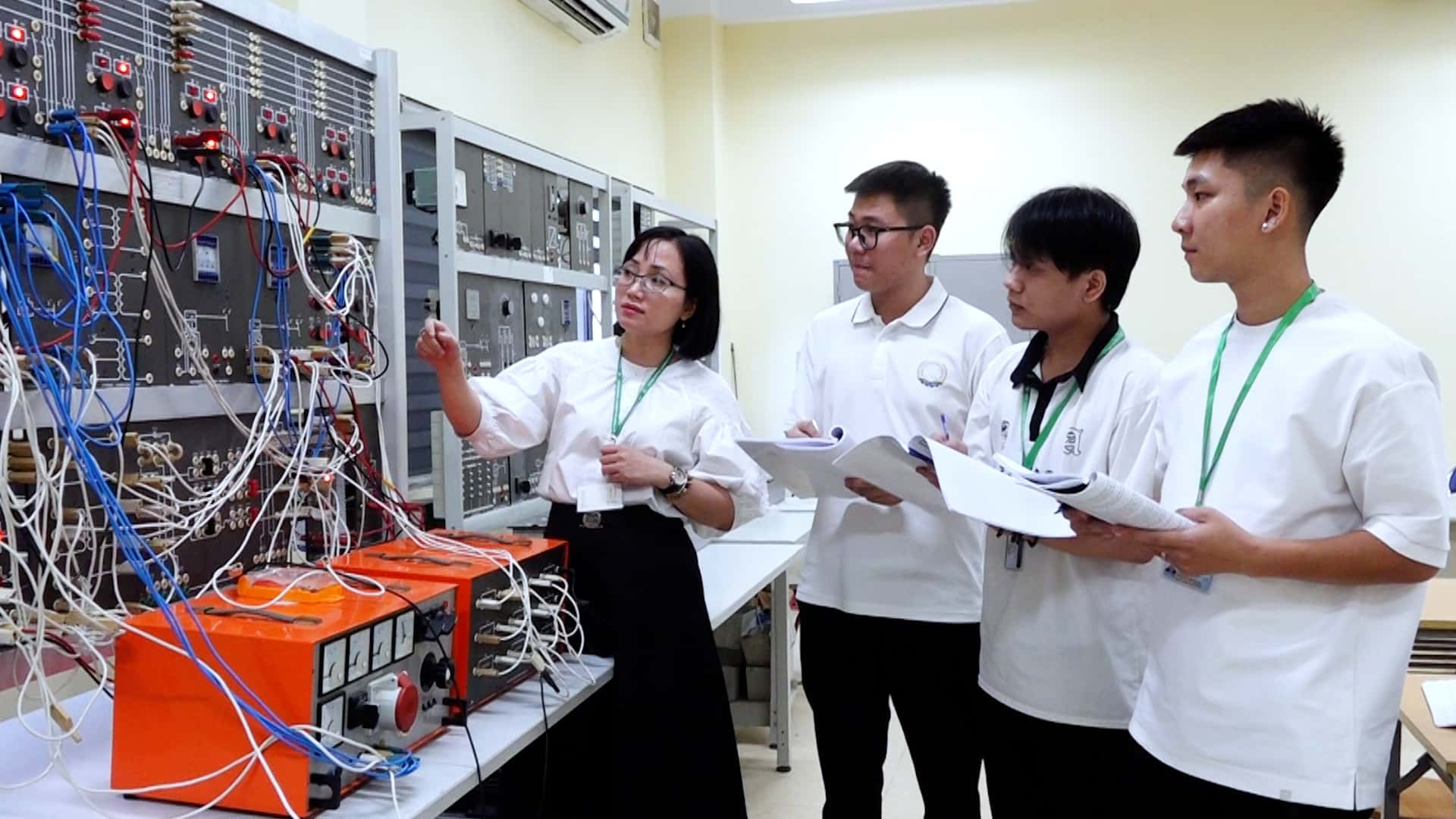 Điện công nghiệp là ngành nghề có tính ổn định cao, thu nhập tốt và cơ hội việc làm bền vững. Ảnh: Trang Trang 