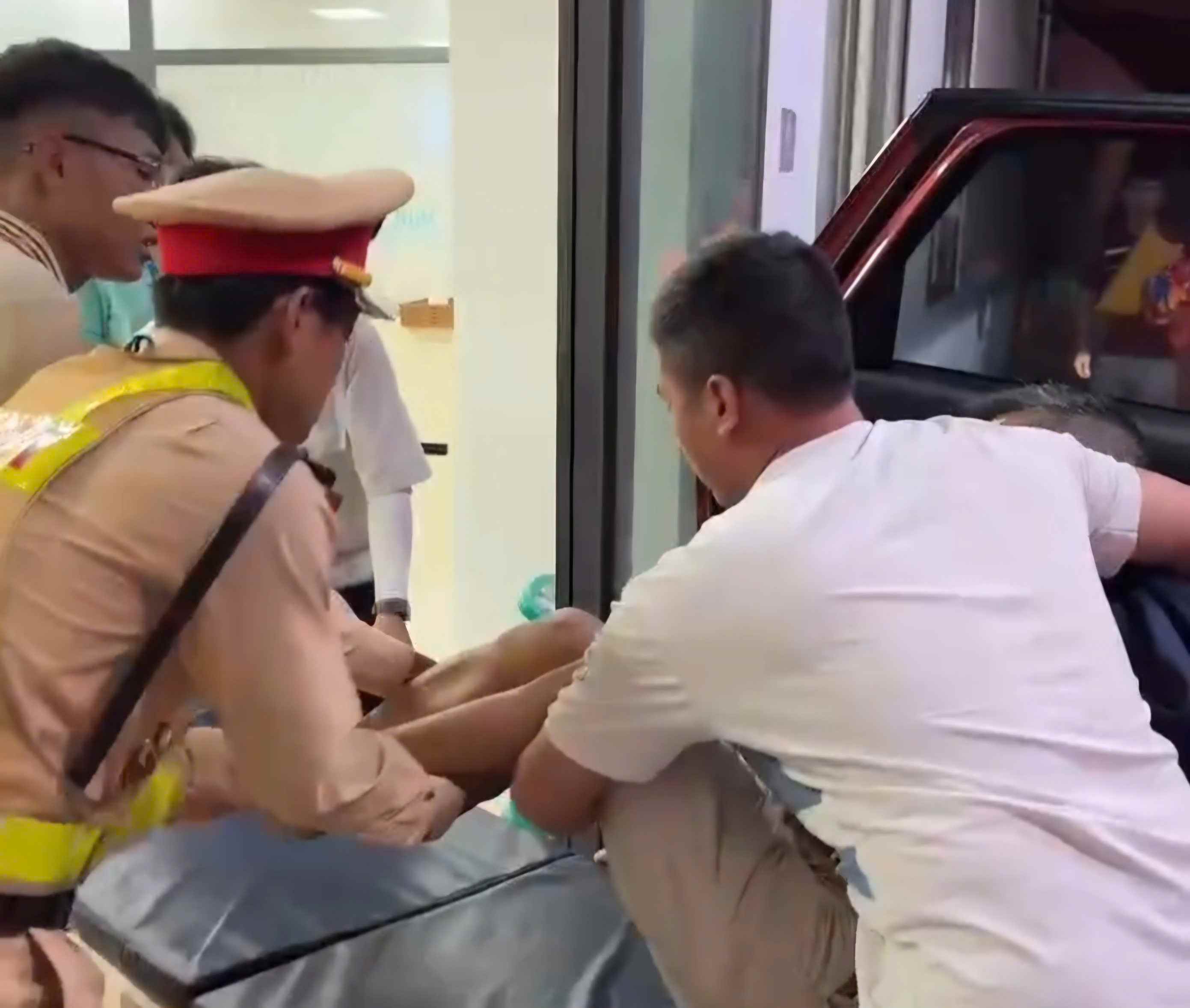 Traffic police of Lam Dong Police assist in taking the man to the hospital for emergency treatment. Photo: Cut from Clip