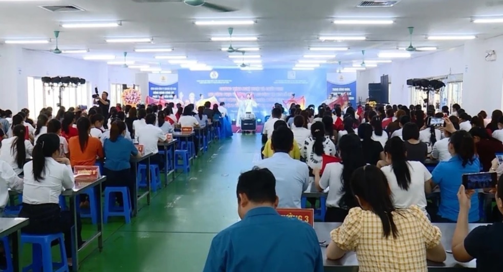 Staged propaganda and dissemination of laws to employees at Sakurai Vietnam Co., Ltd. Photo: Thanh Hoa Trade Union
