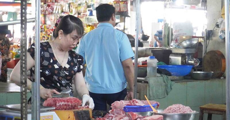TP.HCM: Sức mua yếu, giá thịt heo giảm