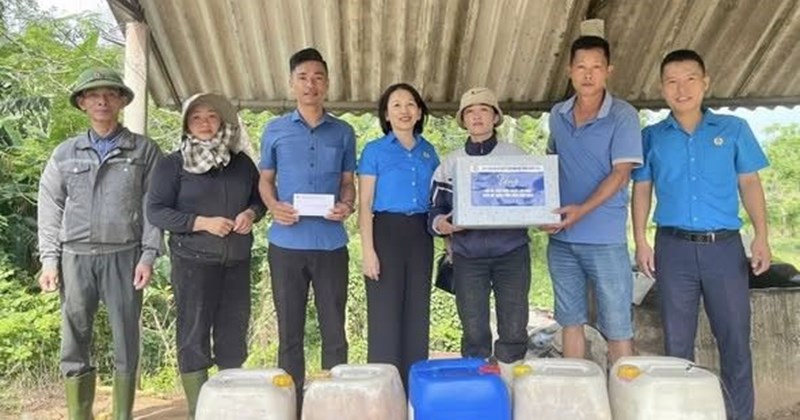 Việt Trung Quảng Bình thăm hỏi, tặng quà công nhân