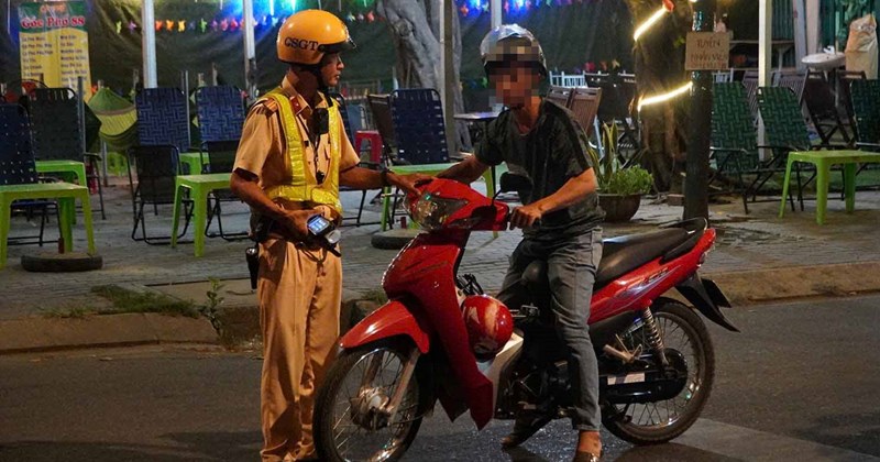 Hà Tĩnh: Uống bia ngày lễ, một người bị phạt 9 triệu đồng