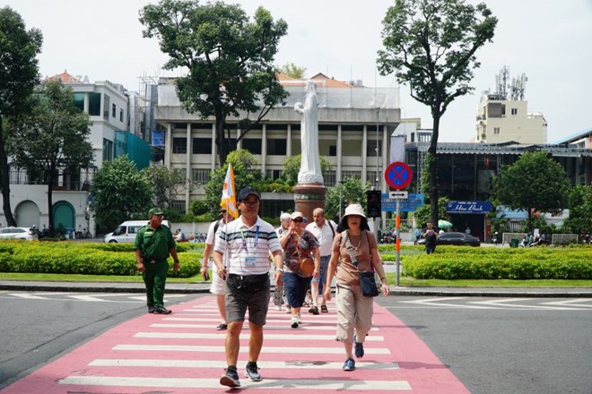 Today's weather forecast helps tourists refer to information before exploring and enjoying outdoor activities. Photo: Thanh Chan