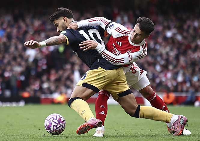 Arsenal sẽ gặp khó khi làm khách trước West Ham. Ảnh: AFP