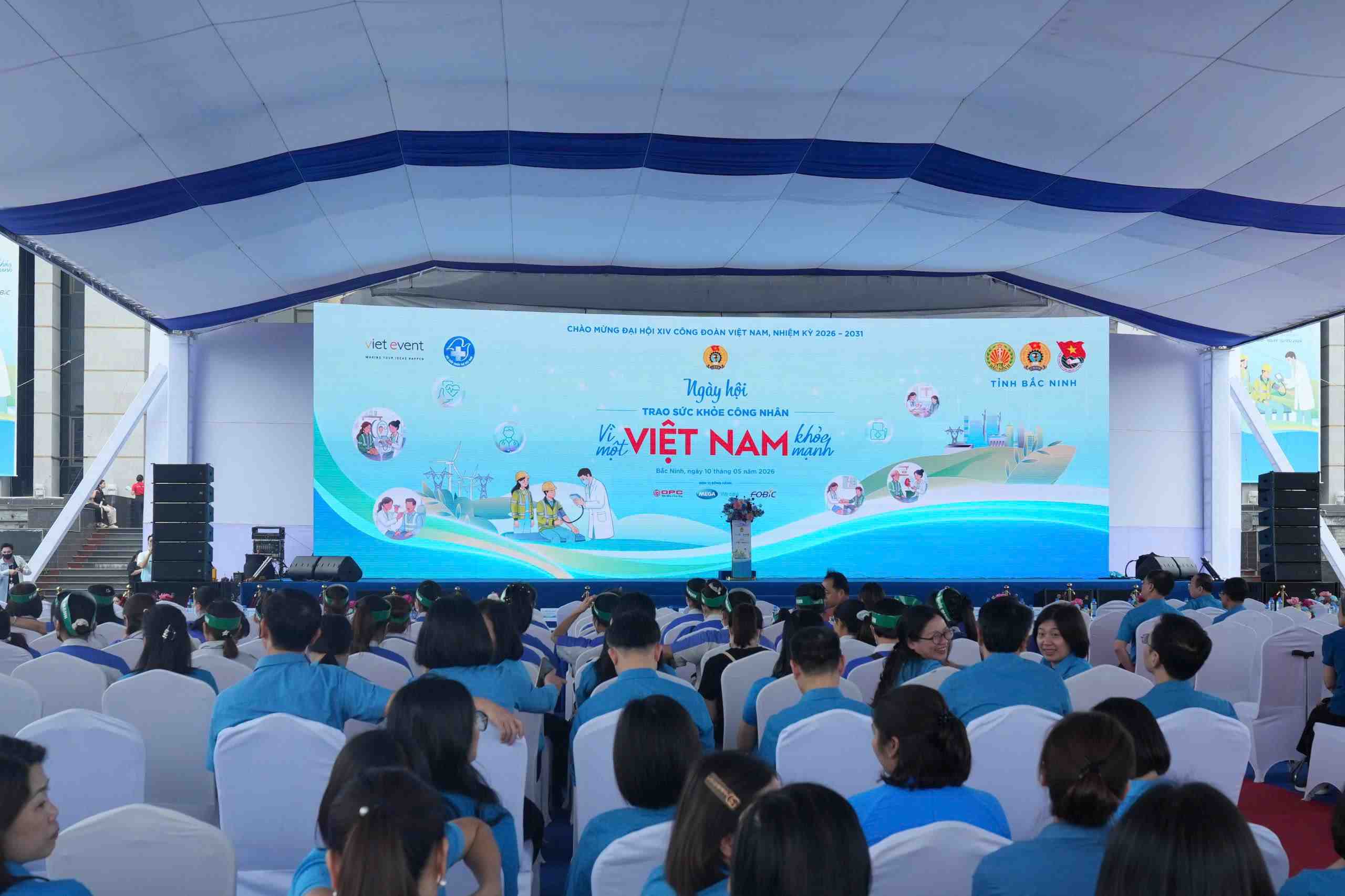 Right now, hundreds of workers are gathered at 3/2 square, Bac Giang ward (Bac Ninh province) waiting for the event to take place. Photo: Huu Chanh