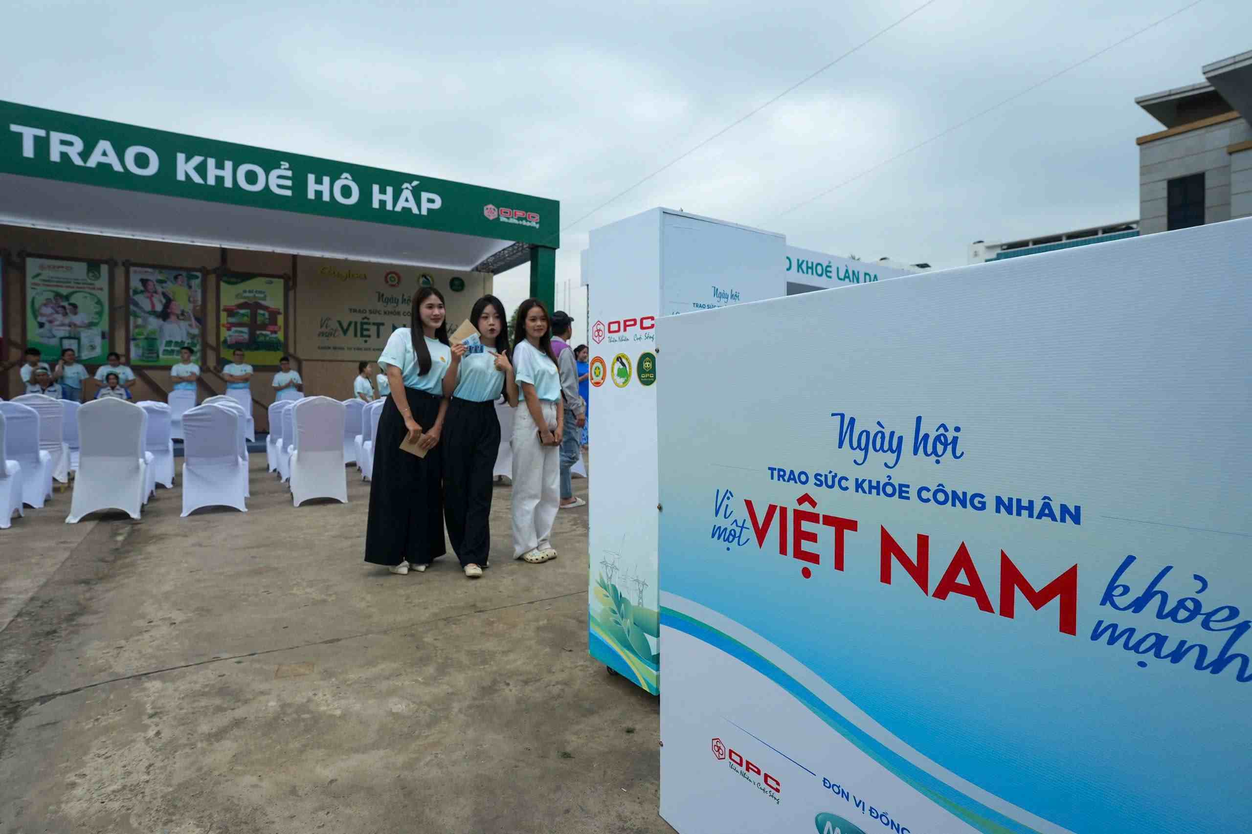 Công nhân hào hứng check in tại khu vực khám sức khỏe về hô hấp, da liễu miễn phí tại chương trình. Ảnh: Hữu Chánh