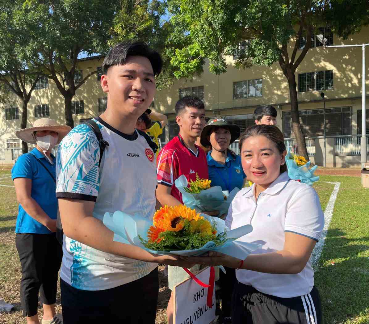 Đại diện công ty tặng hoa, động viên người lao động. Ảnh: Đình Trọng