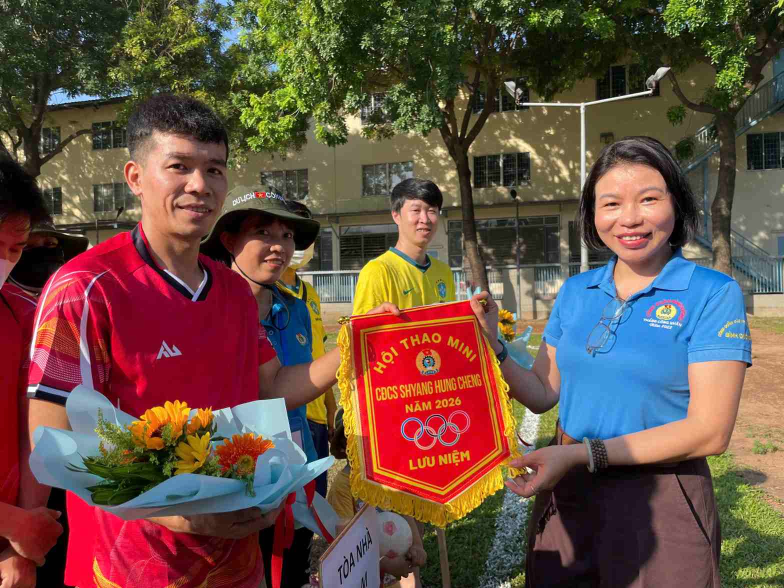 Ms. Mai Thanh Thao - Member of the Standing Committee, Head of Working Group No. 4 for local management of Ho Chi Minh City Labor Federation attended the opening ceremony of the sports festival, encouraging workers. Photo: Dinh Trong