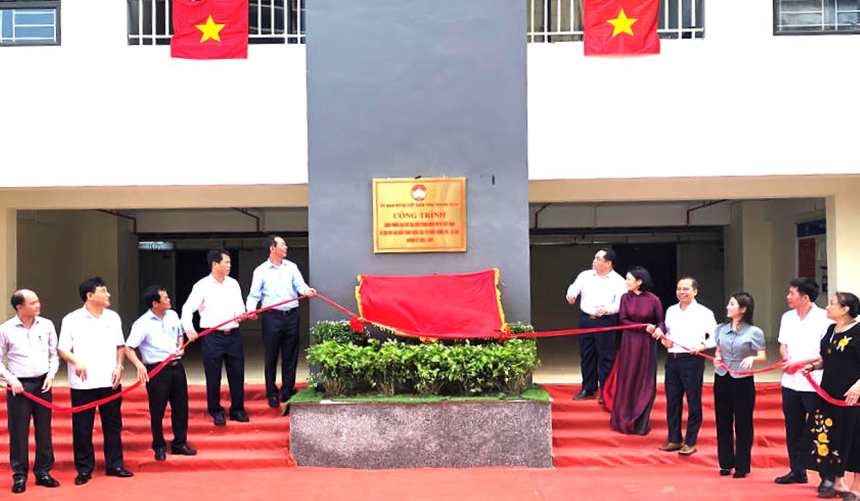 Colocación de placas de construcción para celebrar el Congreso Nacional del Frente de la Patria de Vietnam y el Congreso Nacional de Organizaciones Políticas y Sociales en el Proyecto de Viviendas de Apartamentos Quảng Thành - Hợp Lực. Foto: Frente de la Patria de la provincia de Thanh Hóa