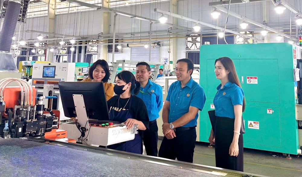 Workers of ANDROMEDA Vietnam Footwear Co., Ltd. are propagated knowledge and skills about OSH. Photo: Nghe An Trade Union