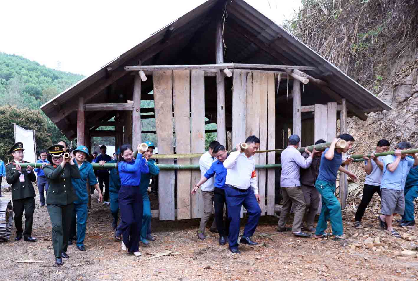 Mỗi căn nhà tạm, nhà dột nát được xóa bỏ có sự chung tay của các cấp, các tổ chức, đoàn thể. Ảnh: Phạm Yến.