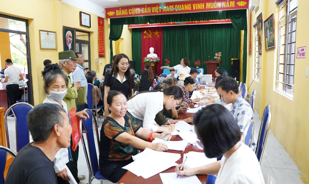 People receive compensation for site clearance for the Tho Hoang Industrial Park project. Photo: E-Portal of Xuan Truc commune, Hung Yen province