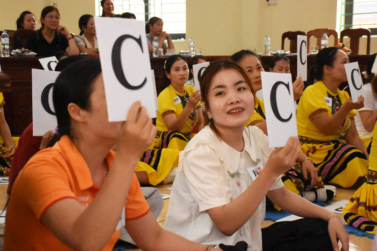 Female workers in Hai Phong in the excellent propagandist contest.
