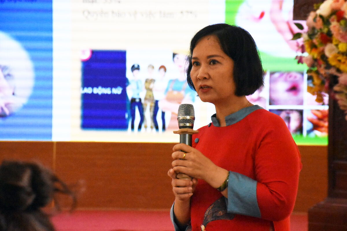 Bà Phạm Thị Huệ thông tin về dự án “Hỗ trợ chăm sóc sức khoẻ sinh sản, sức khoẻ tình dục cho nữ công nhân lao động sống xa nhà tại Hải Phòng“. Ảnh: Nguyễn Huệ