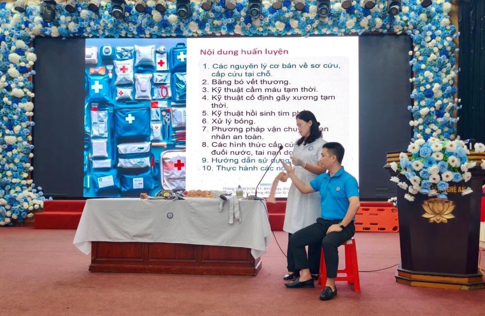 Truong Vinh Ward Trade Union trains health care and first aid and emergency skills. Photo: Nghe An Trade Union