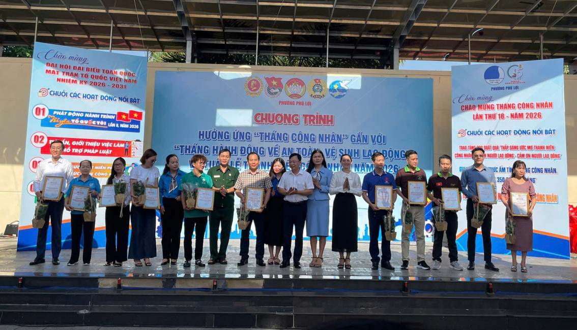 Ban tổ chức tri ân các doanh nghiệp, đơn vị đã đồng hành cùng chăm lo cho người lao động. Ảnh: Đình Trọng