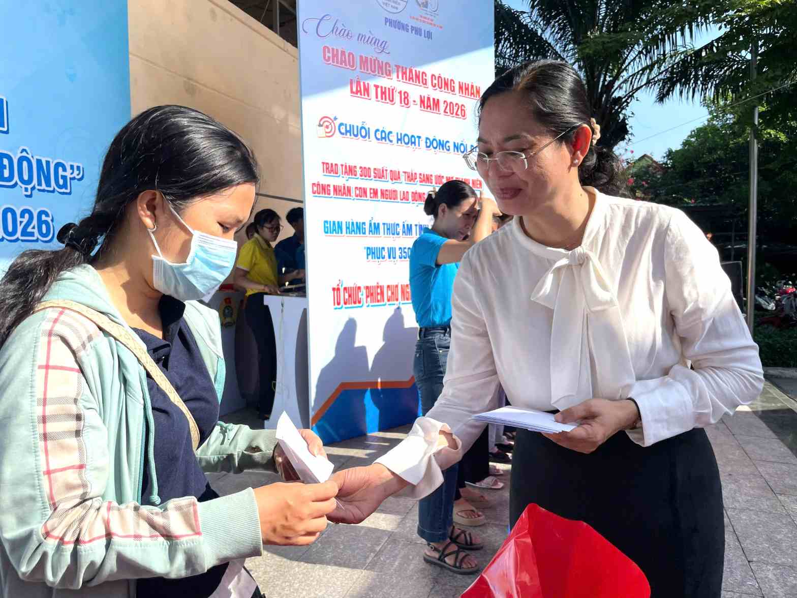 Bà Nguyễn Thị Tuyết Nga - Phó Bí thư Thường trực Đảng ủy phường Phú Lợi tặng quà cho người lao động khó khăn. Ảnh: Đình Trọng