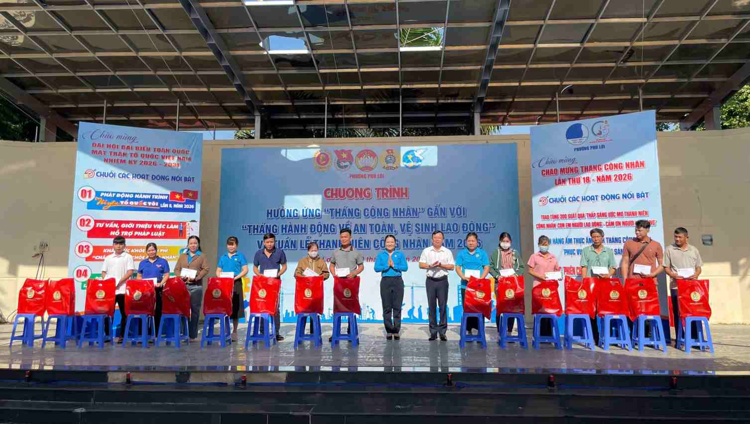 Các đại biểu tặng quà cho đoàn viên lao động khó khăn. Ảnh: Đình Trọng