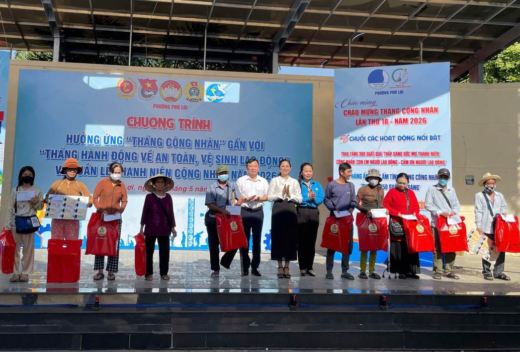Công đoàn phường Phú Lợi tổ chức ra mắt Nghiệp đoàn vé số và tặng quà cho người lao động khó khăn. Ảnh: Đình Trọng