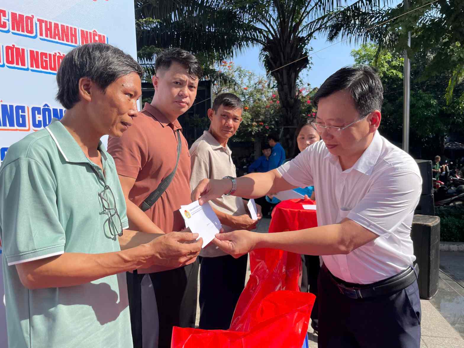 Mr. Nguyen Thai Binh - Chairman of the Vietnam Fatherland Front Committee of Phu Loi ward presents gifts to workers in difficult circumstances. Photo: Dinh Trong