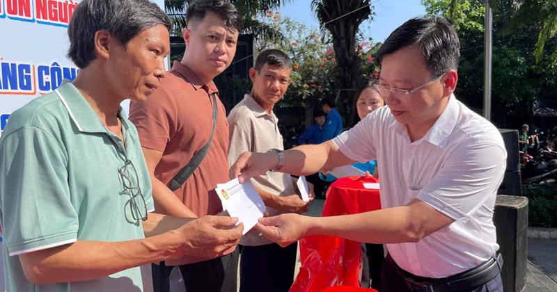 TP.HCM: Tặng quà cho 300 công nhân khó khăn tại phường Phú Lợi