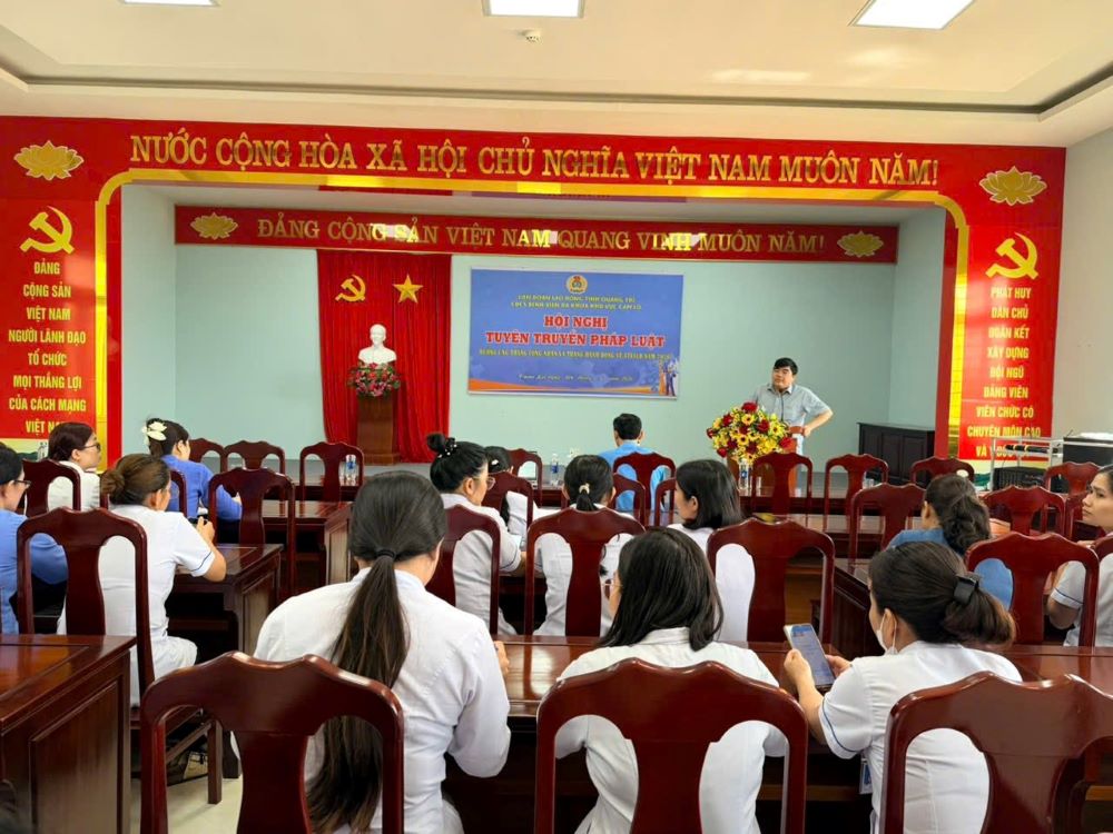 Cam Lo Regional General Hospital organizes legal propaganda for union members, civil servants, and workers. Photo: Quang Tri Trade Union