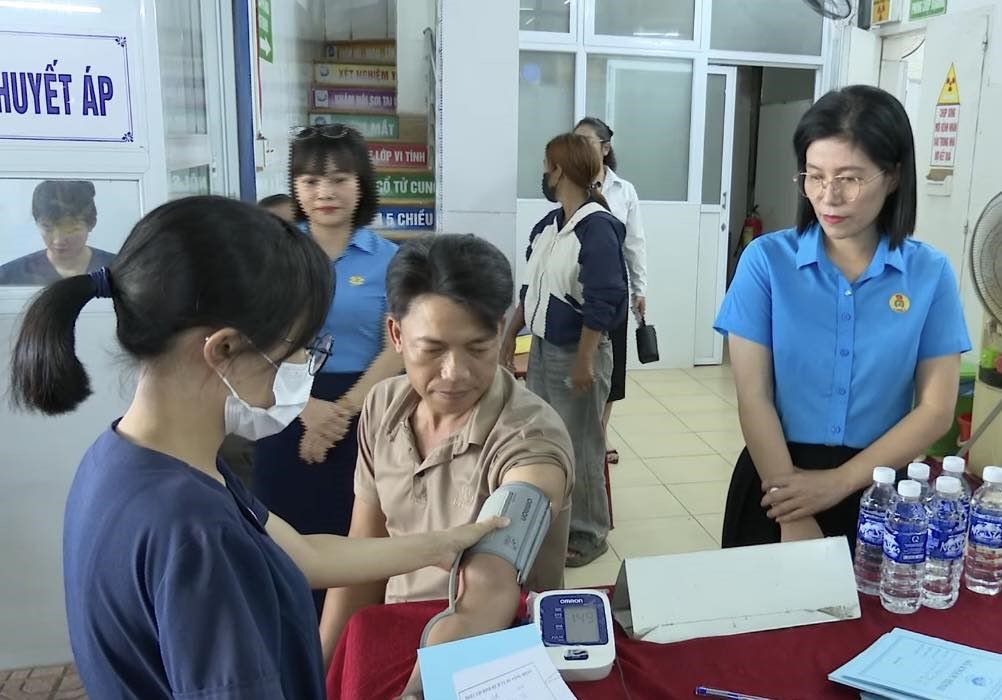 Dong Ha Ward Trade Union coordinates to organize medical examinations, health consultations and free medicine distribution for union members and workers. Photo: Quang Tri Trade Union