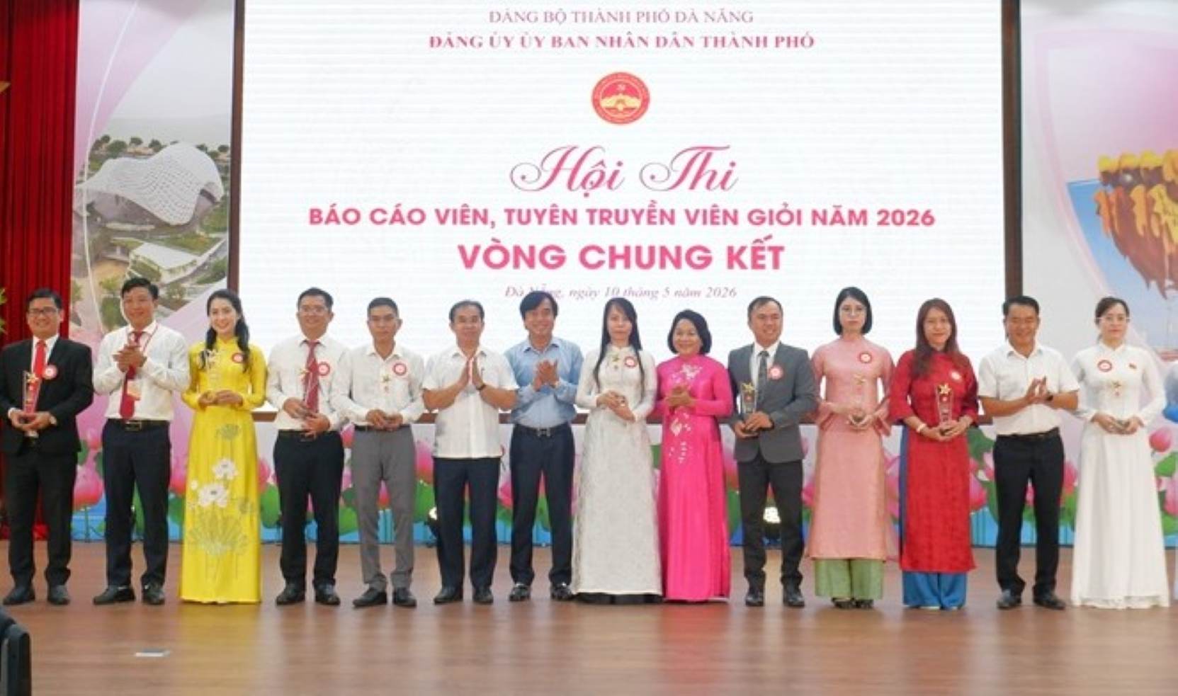 The Organizing Committee of the Da Nang Excellent Reporter and Propagandist Contest awarded contest logos to participating units. Photo: Phuong Anh