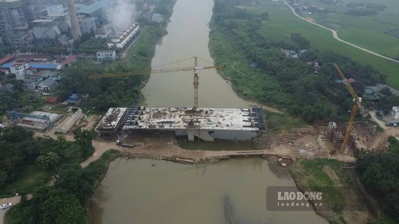 Dự án cầu Quang Vinh 1 đang được triển khai thi công. Ảnh: Việt Bắc