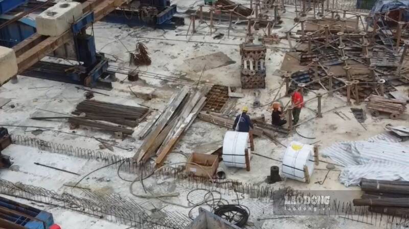 Công nhân cùng trang thiết bị máy móc được huy động để triển khai dự án cầu Quang Vinh 1. Ảnh: Việt Bắc