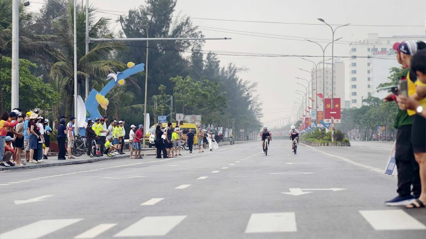 アスリートは、2026年の自転車レース「クアロー - 海の呼びかけ」で熱心に競い合います。写真:マイ・ガン
