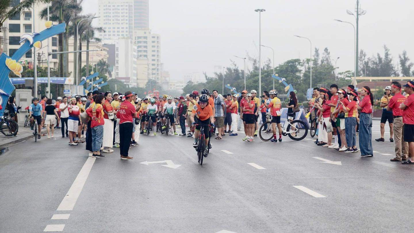 Không khí tranh tài gay cấn tại Giải đua xe đạp “Cửa Lò - Biển gọi” tranh Cúp Bia Sao Vàng năm 2026. Ảnh: Mai Ngân 