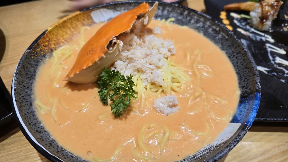 Making delicious crab noodles to treat the family on Mother's Day. Photo: Tuan Dat