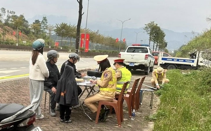 People should pay attention to traffic compliance to avoid being fined remotely. Photo: Cao Bang Traffic Police
