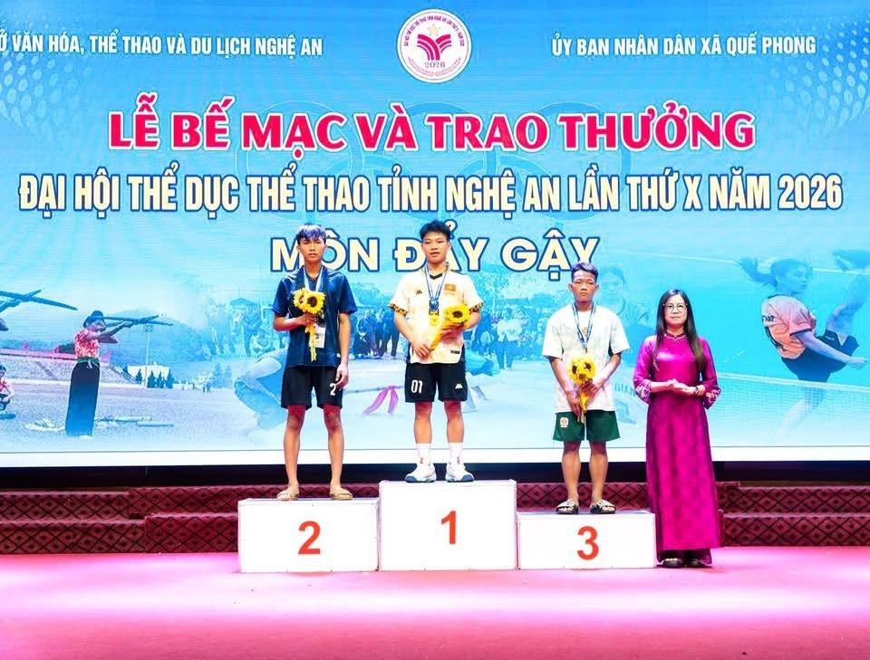 The organizing committee awarded prizes to athletes who achieved high results in stick pushing at the Xth Nghe An Provincial Sports Festival in 2026. Photo: Ngoc Anh
