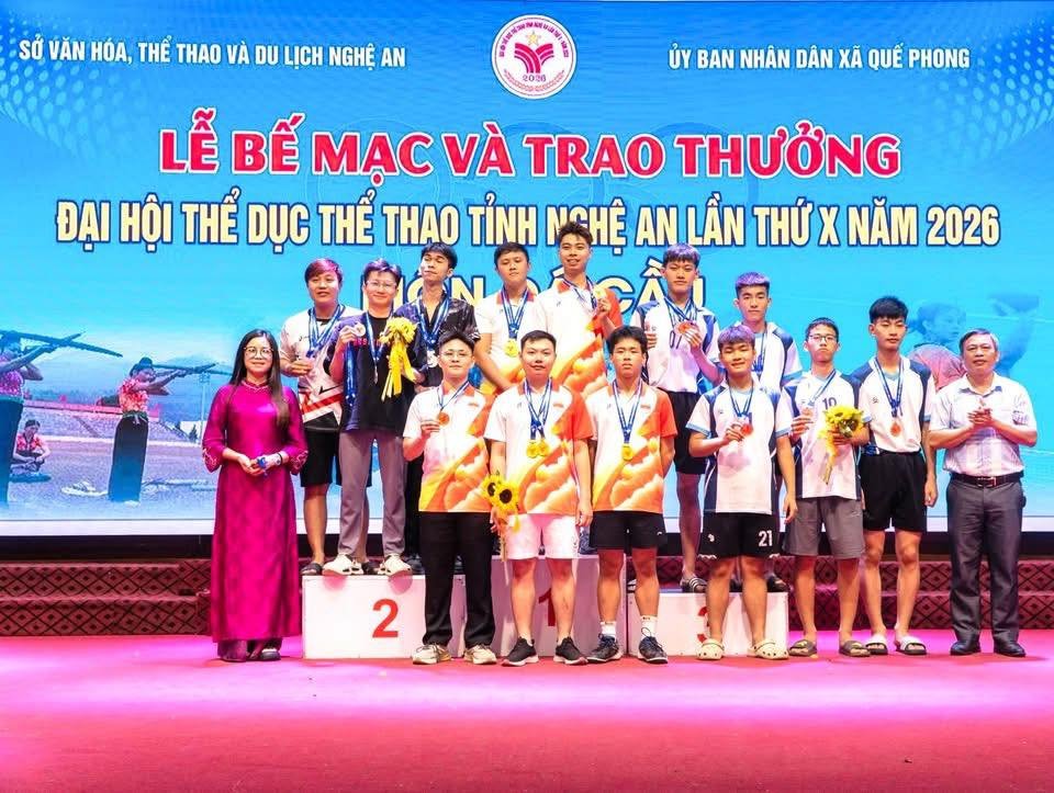 Ban tổ chức trao giải thưởng cho các vận động viên đạt thành tích cao ở môn Đá cầu tại Đại hội Thể dục thể thao tỉnh Nghệ An lần thứ X năm 2026. Ảnh: Ngọc Anh 