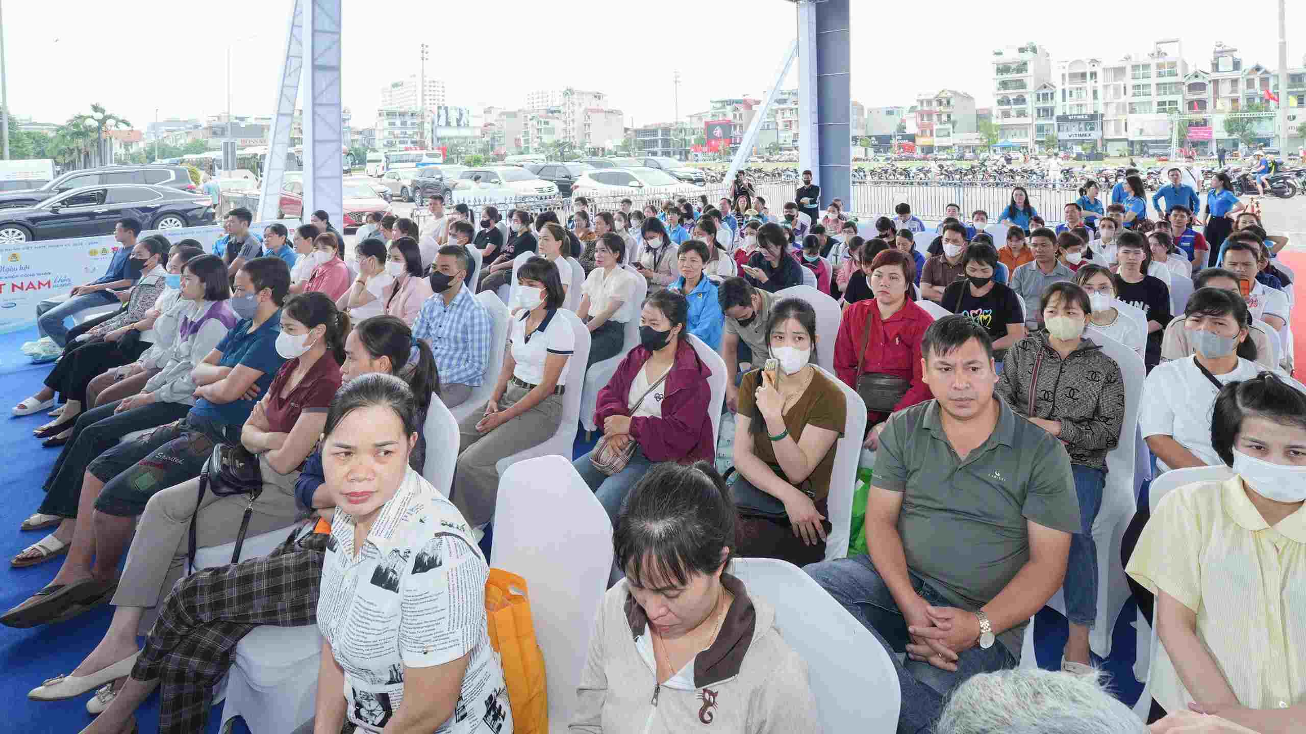 Công nhân, người lao động Bắc Ninh tham dự chương trình. Ảnh: Hữu Chánh