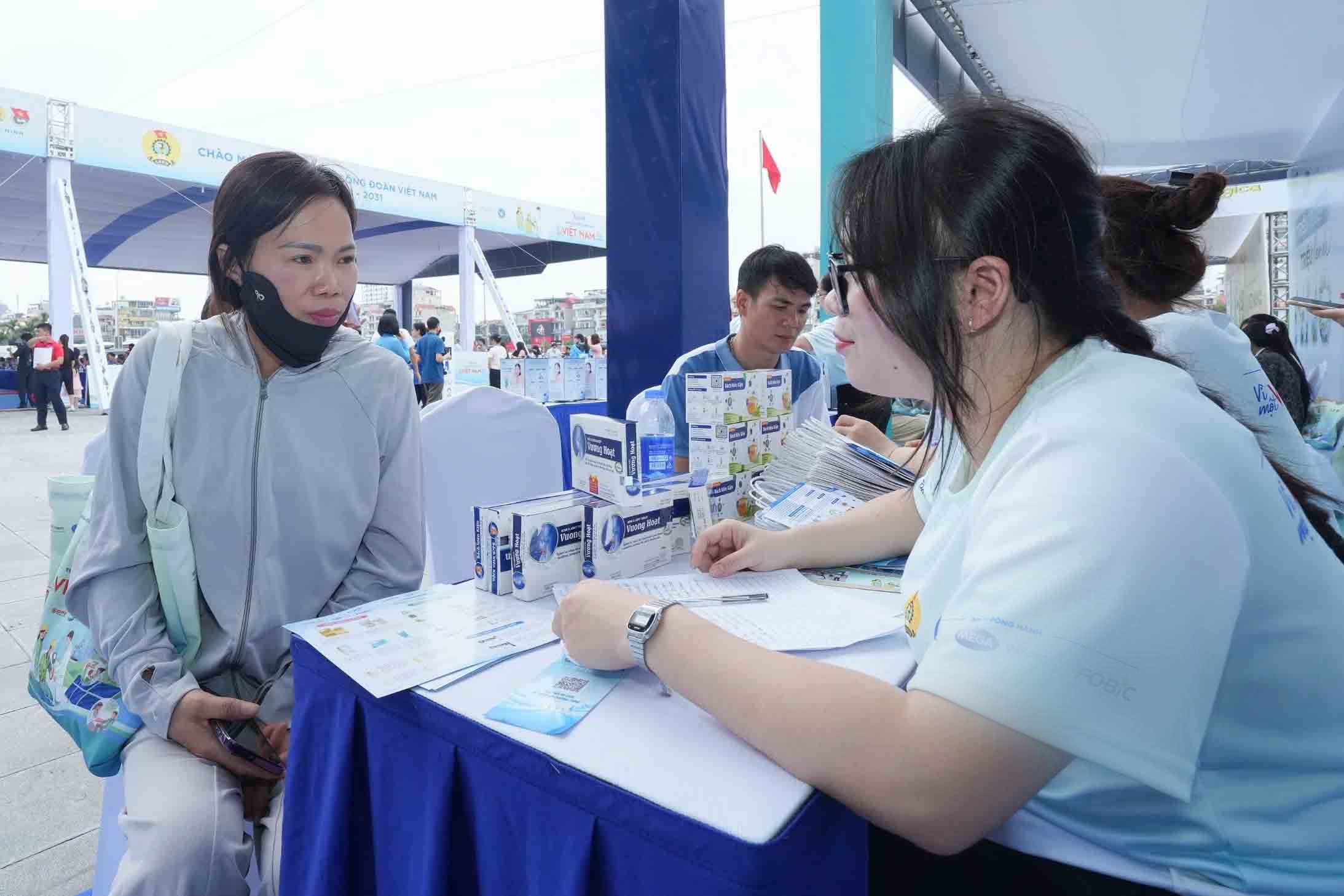 Workers and laborers in Bac Ninh are consulted and given free health check-ups. Photo: Huu Chanh