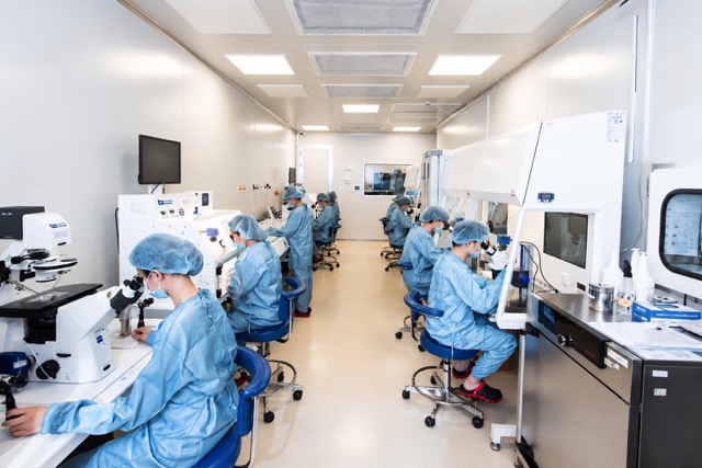 Chuyên viên phôi học tại IVF Tâm Anh thực hiện những kỹ thuật chuyên sâu trong hệ thống phòng labo. Ảnh: Phong Lan