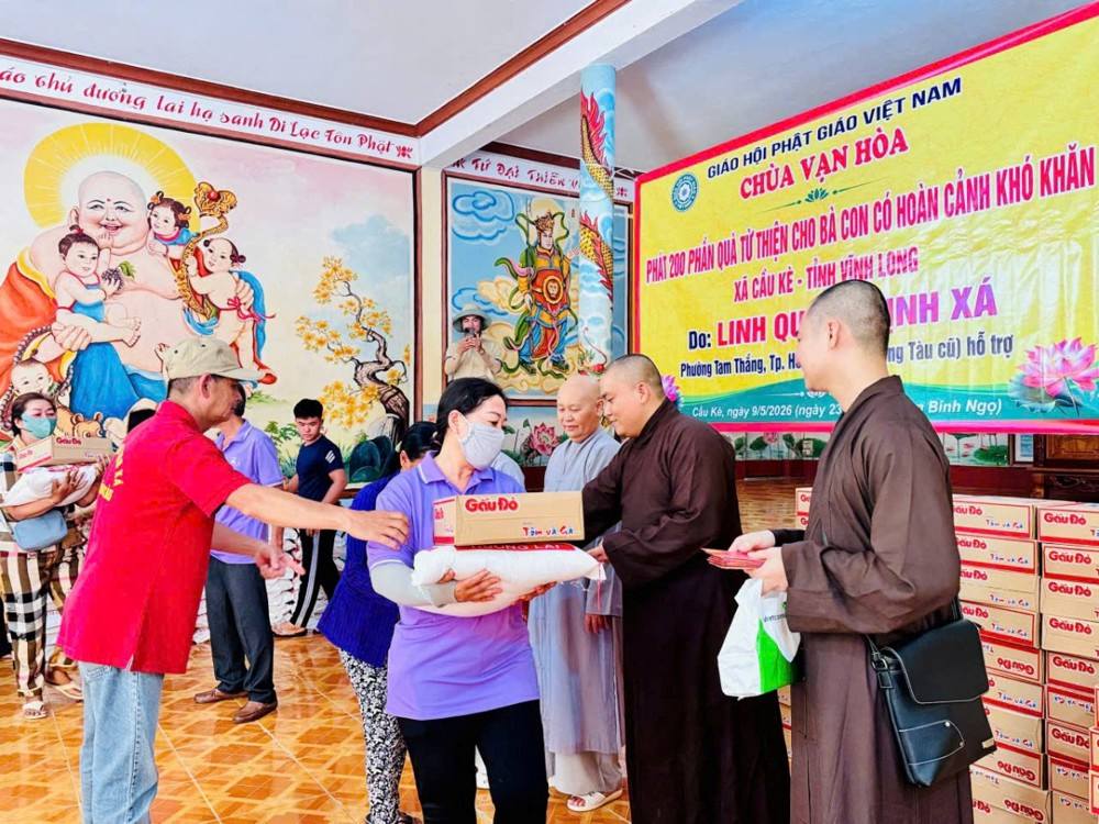 Giving meaningful gifts to Khmer ethnic people in Vinh Long. Photo: Tinh Manh
