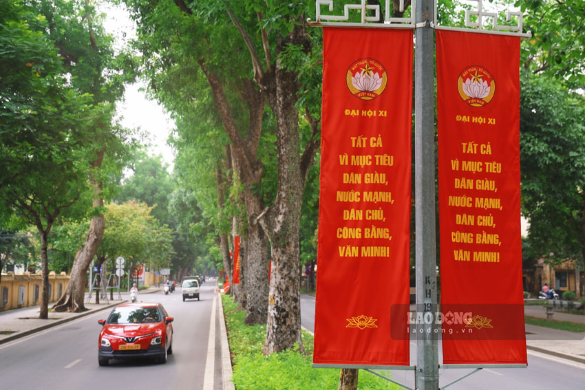 Dọc các tuyến phố trung tâm Thủ đô như Hoàng Diệu, Điện Biên Phủ, Nguyễn Chí Thanh... được trang hoàng rực rỡ, với những khẩu hiệu thể hiện tinh thần hướng về Đại hội.