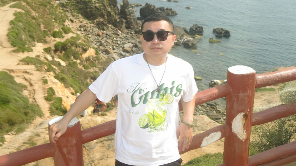 The dominant white color will help guys with a chubby figure become gentle and graceful. Photo: Tuan Dat