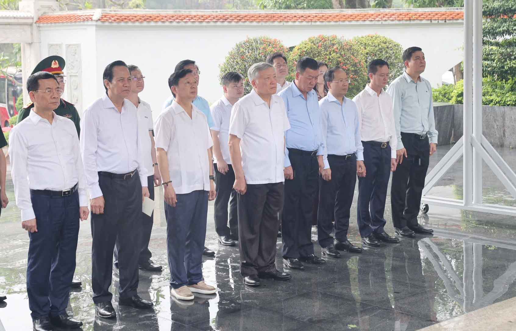 Former Party and State leaders and leaders of Ha Tinh province offer incense at the grave of 10 female martyrs of Dong Loc Crossroads Youth Volunteer. Photo: Dong Loc