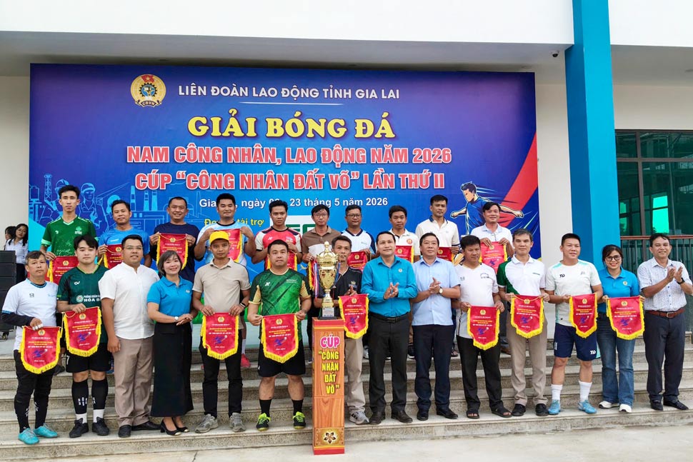 Ông Hà Duy Trung - Phó Chủ tịch Ủy ban MTTQ Việt Nam tỉnh, Chủ tịch LĐLĐ tỉnh Gia Lai - chụp ảnh lưu niệm cùng các đội tham gia giải. Ảnh: Huy Trang
