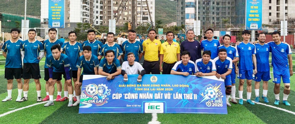 Các đội bóng chụp ảnh lưu niệm trước giờ khai cuộc. Ảnh: Huy Trang