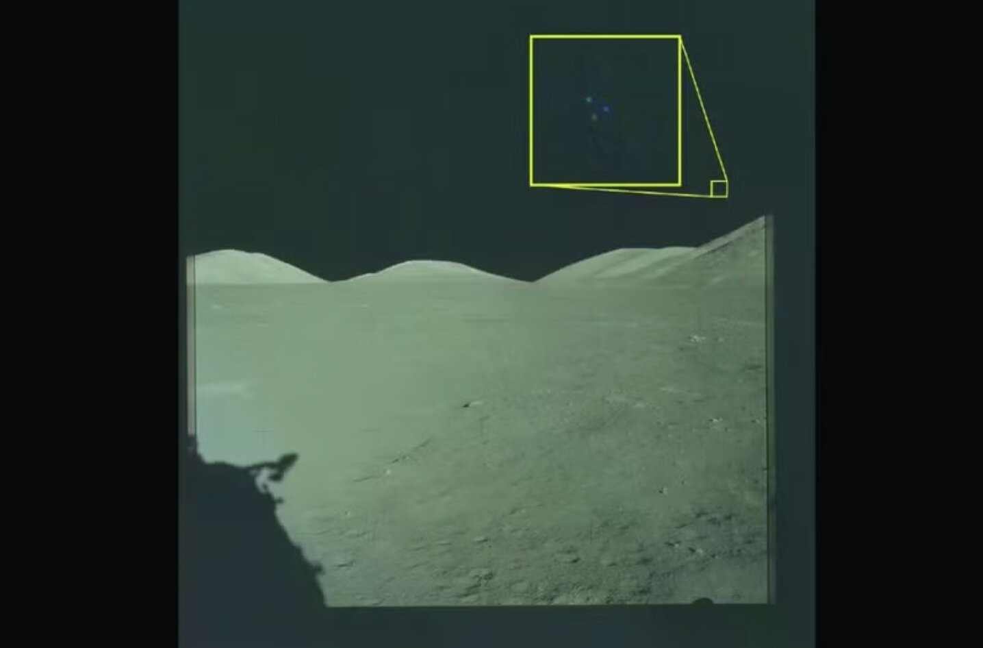 Hình ảnh lưu trữ từ sứ mệnh Apollo 17 lên Mặt Trăng năm 1972, hình nhỏ phía trên bên phải cho thấy ba nguồn sáng có thể nhìn thấy phía trên bề mặt Mặt Trăng. Ảnh: Bộ Chiến tranh Mỹ.