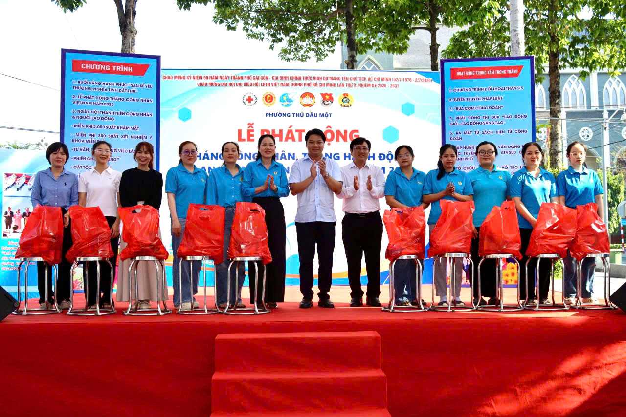 Nhiều lao động khó khăn được nhận quà tại chương trình. Ảnh: Công đoàn cung cấp